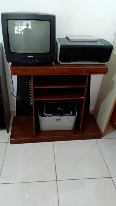 Rack de madeira para TV e eletrônicos