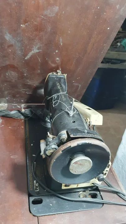 Máquina de costura antiga  - Foto 4