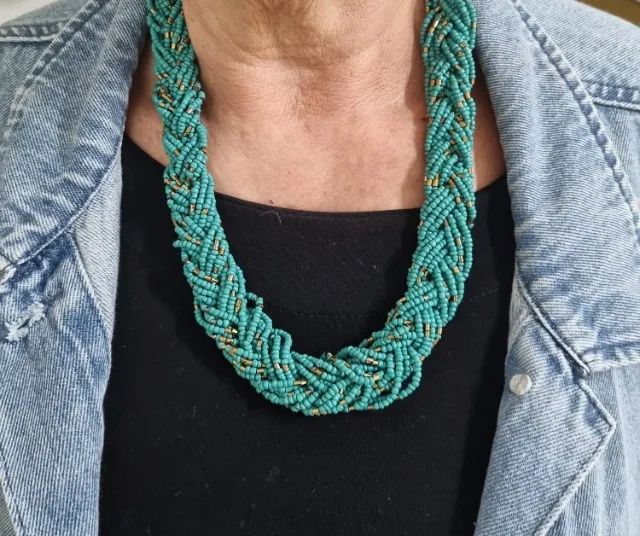 colar turquesa em miçangas 