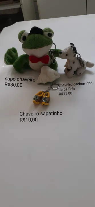 2 chaveiros de pelúcia e 1 chaveiro