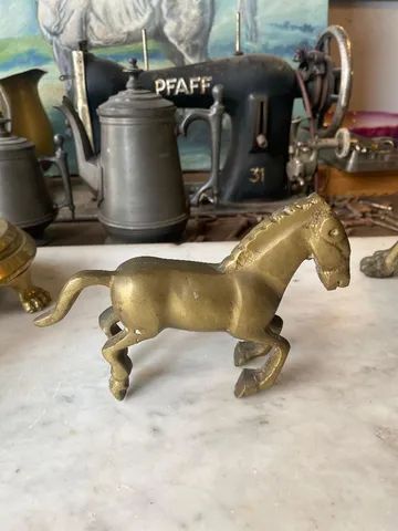 Pequena estátua de cavalo em bronze. 