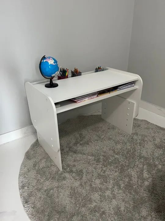 Mesa Infantil Branca com Prateleiras - Ótima para Estudar! - Foto 4