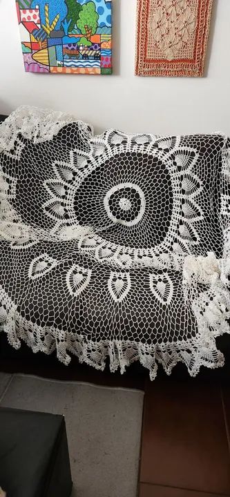 Toalha de mesa redonda grande em crochê  feito a mão,  nunca usada , linha branca