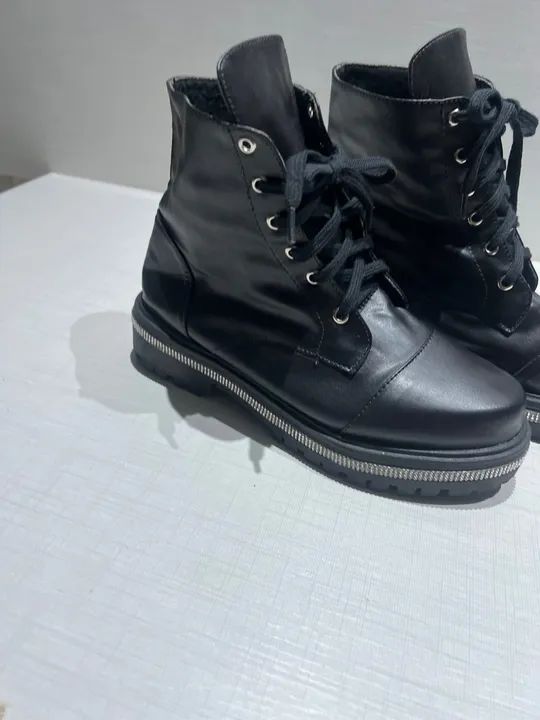 Bota Coturno preto couro sintético - tamanho 38 - Foto 2