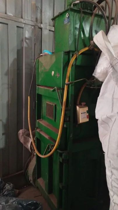 Máquina Industrial - Compacta e Eficiente