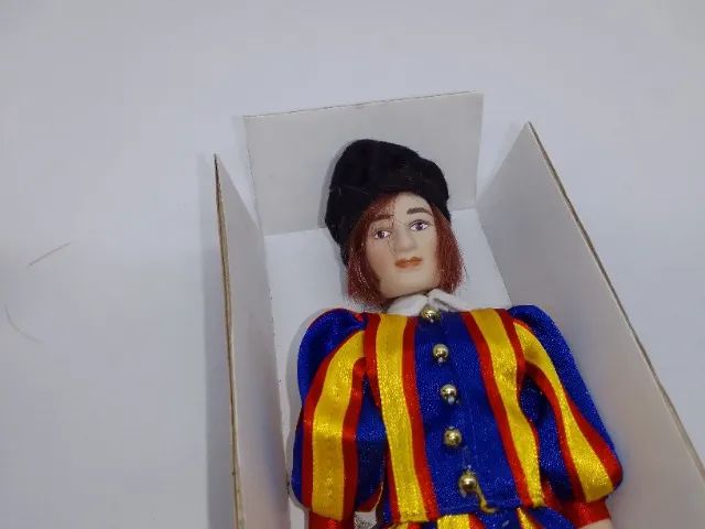Boneco Porcelana Coleção Roma Itália Revista Anos 90 - 20 Cm - Foto 2