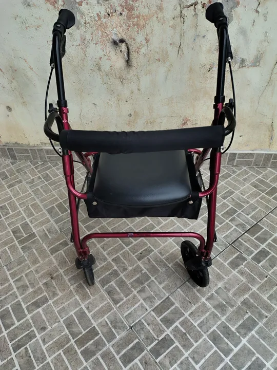Andador 4 rodas semi-novo