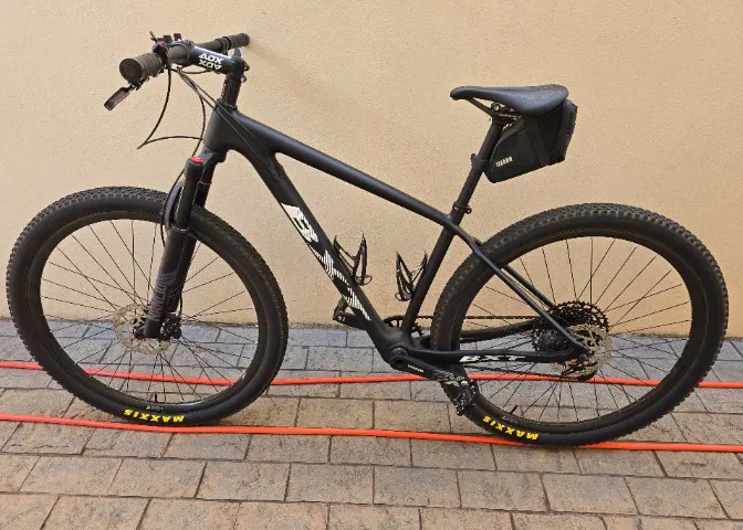 Bicicleta MTB Carbono 29 - usada apenas uma vez