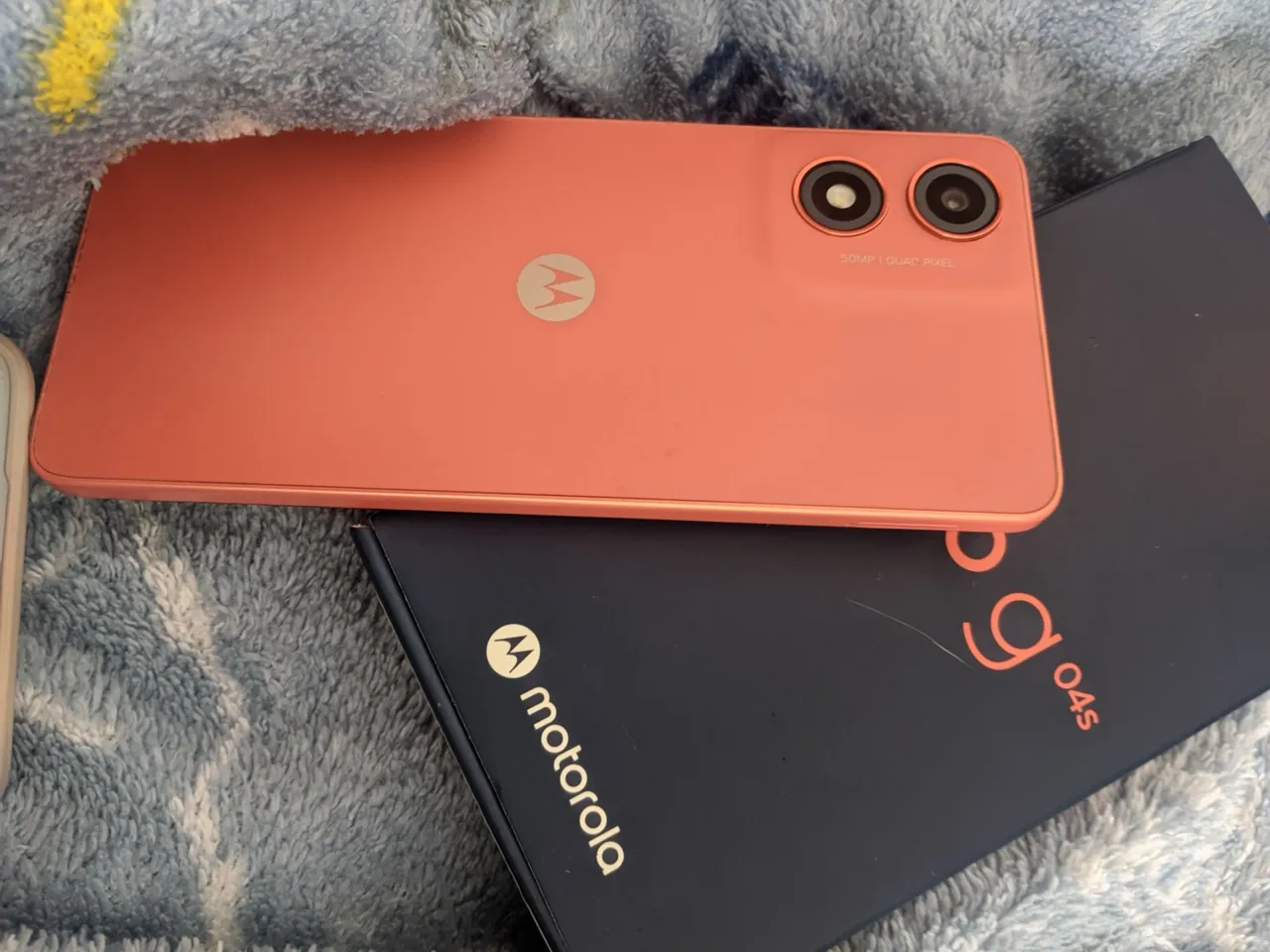 Semi novo com poucas marcas de uso , vai carregador e capinha