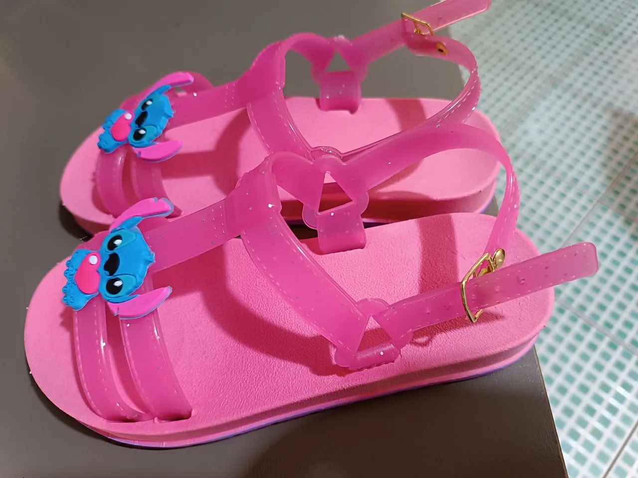 Sandálias infantis Stitch rosa