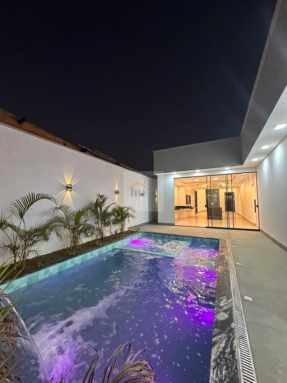 Casa Alto Padrão 4 suítes plenas e Piscina Garagem para 8 veículos. Excelente localização