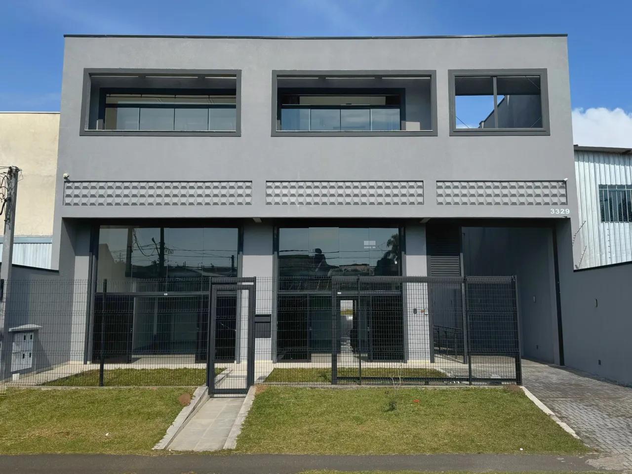 Prédio comercial com frente ampla - 2 lojas com mezanino, 2 salas e 8 vagas