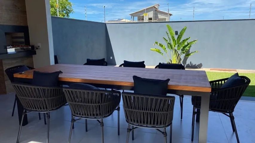 MESA RETANGULAR DE MADEIRA COM 8 CADEIRAS DE CORDA NÁUTICA