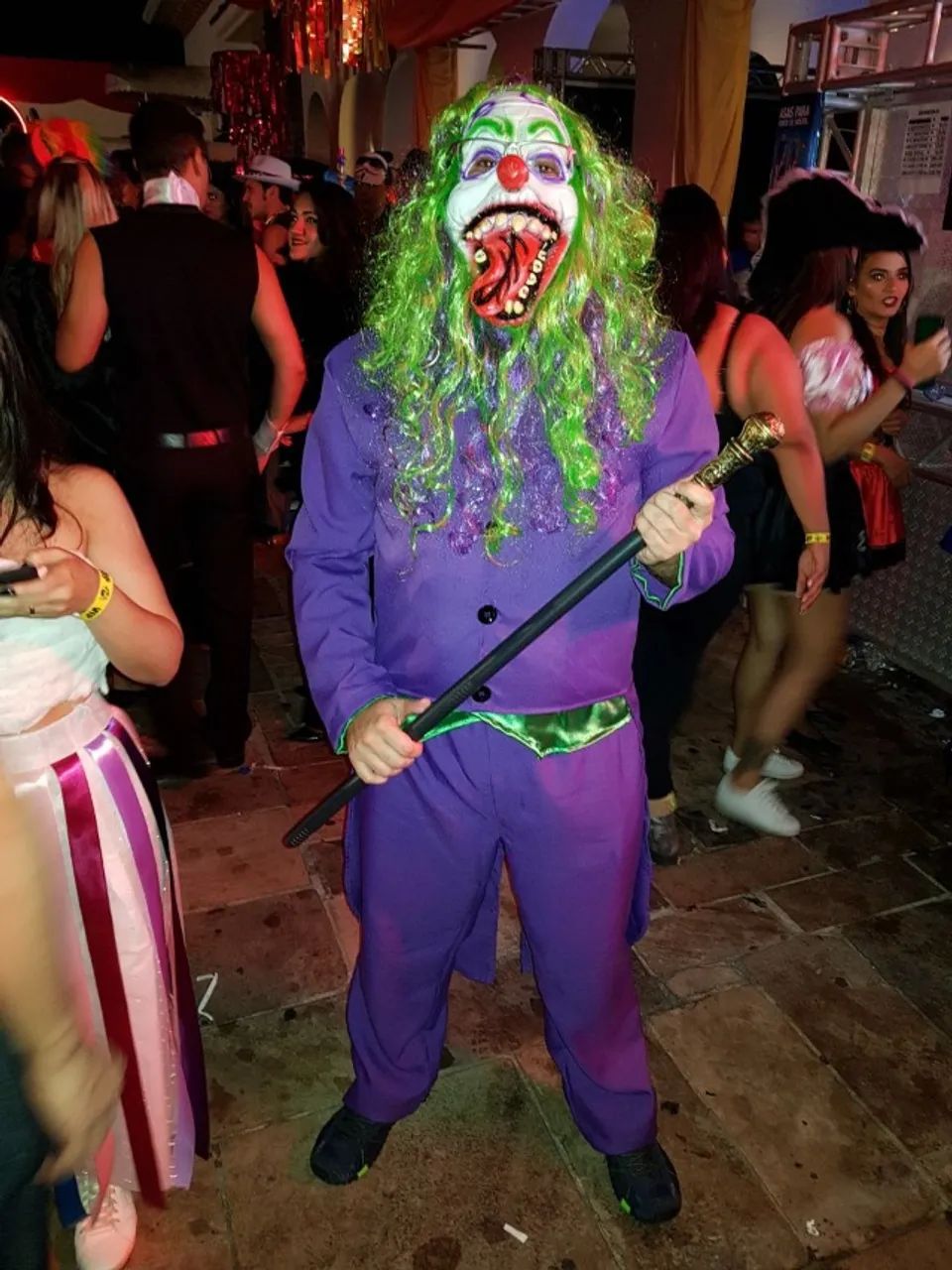 Fantasia do coringa clássica, Acompanha a máscara.