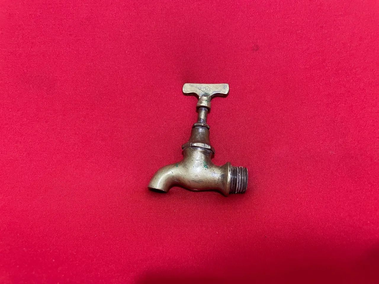 Torneira de água antiga em latão