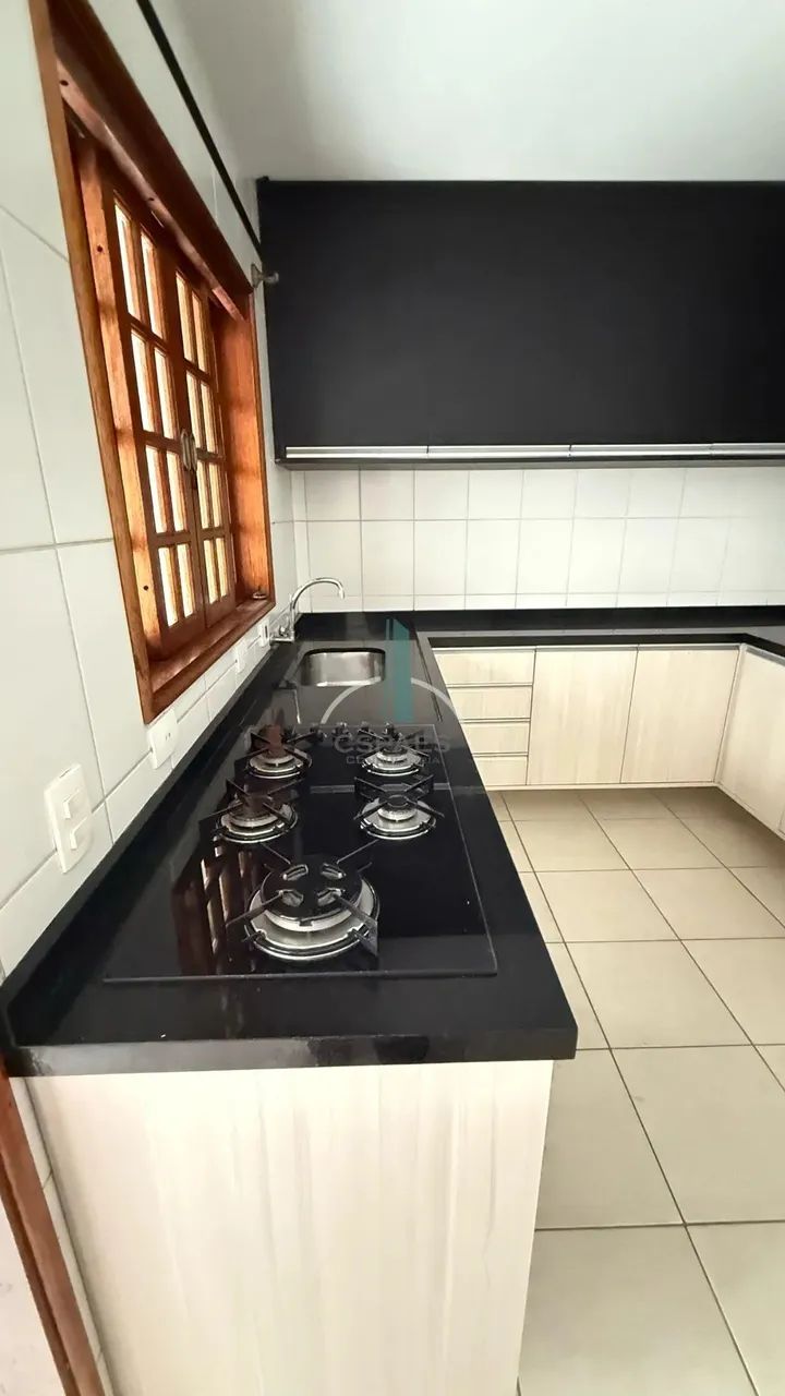 Cond. Coqueiros, casa com planejados na cozinha, cooktop e forno, dormitório com guarda-ro - Foto 5