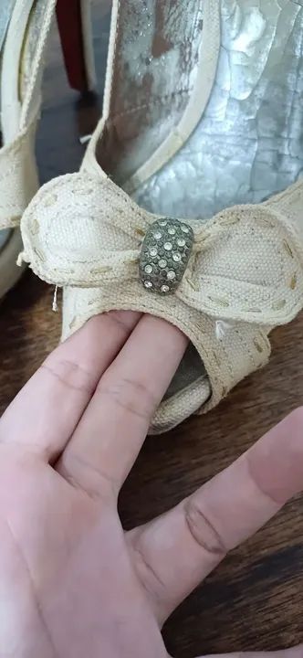 Sandália Caminata bege com Strass