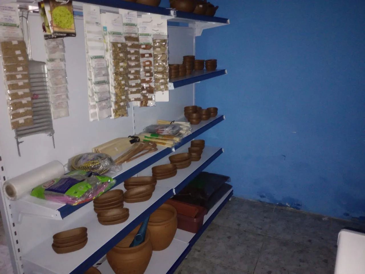 Freezer , Dispenser pra ração, Prateleira de parede, mesa e isopor - Foto 3