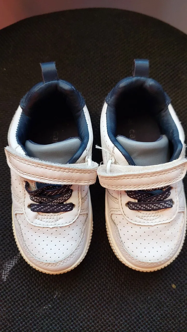 Tênis de bebê branco com detalhes em azul