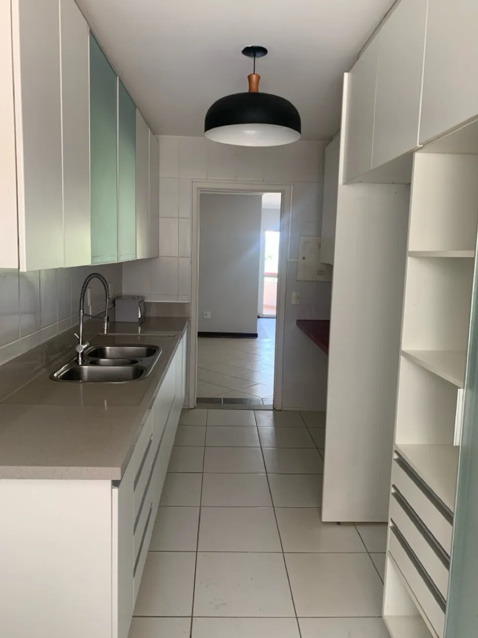 Apartamento 4 quartos, vazado, desocupado, varanda, vista livre.