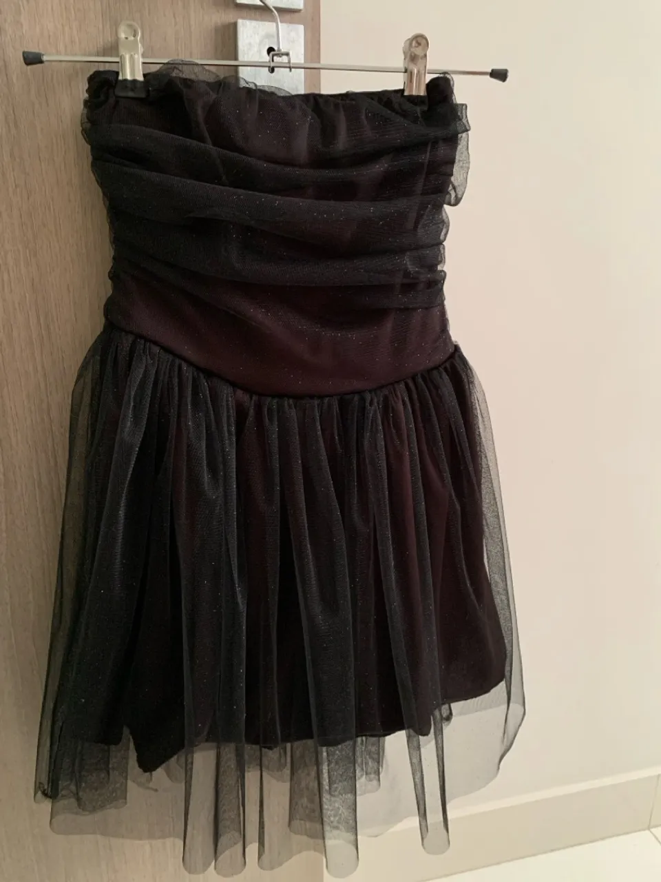 Vestido preto de festa com tule