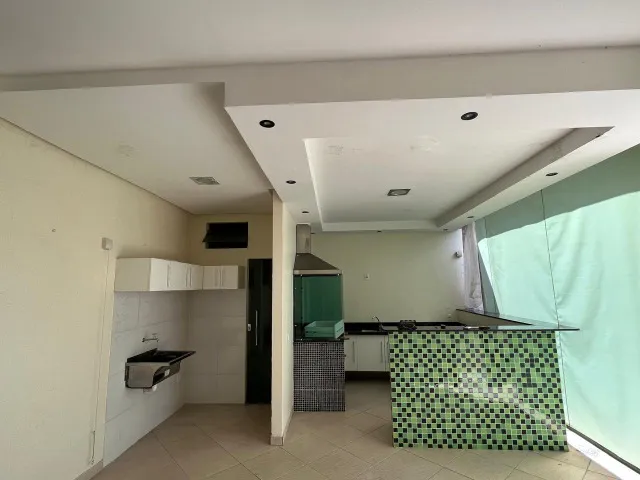 Casa com três suítes - Tarumã
