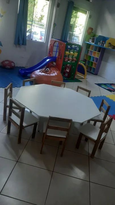 Mesa octogonal  infantil com 8 cadeiras
