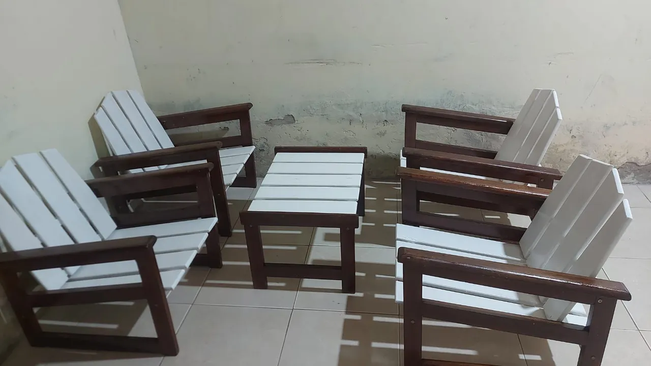 Conjunto de Mesa e Cadeiras de Madeira