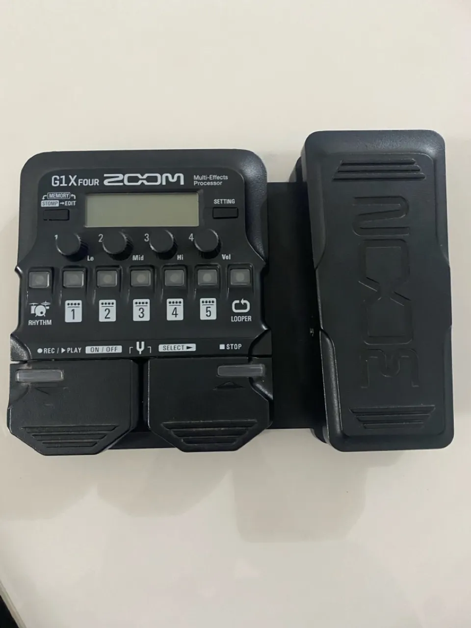 Pedaleira Zoom G1X FOUR Multi-Efeitos