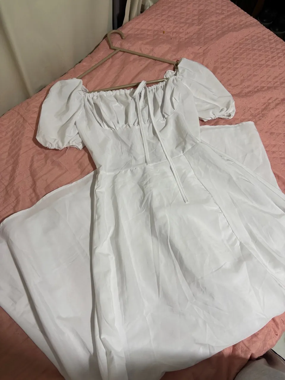 Vestido branco com mangas bufantes
