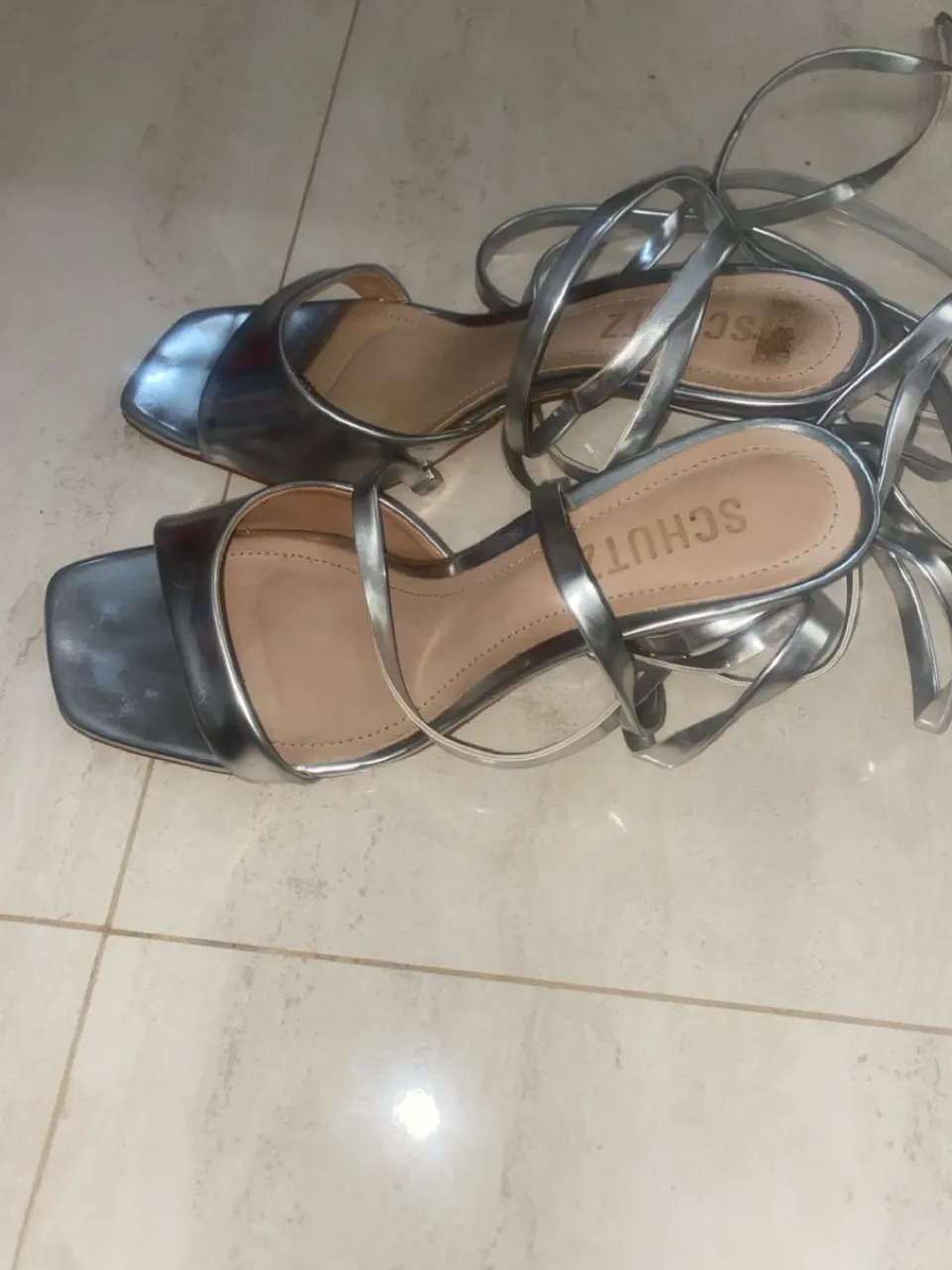 Sandália Schutz Prateada com Amarração - Elegância nos seus pés!