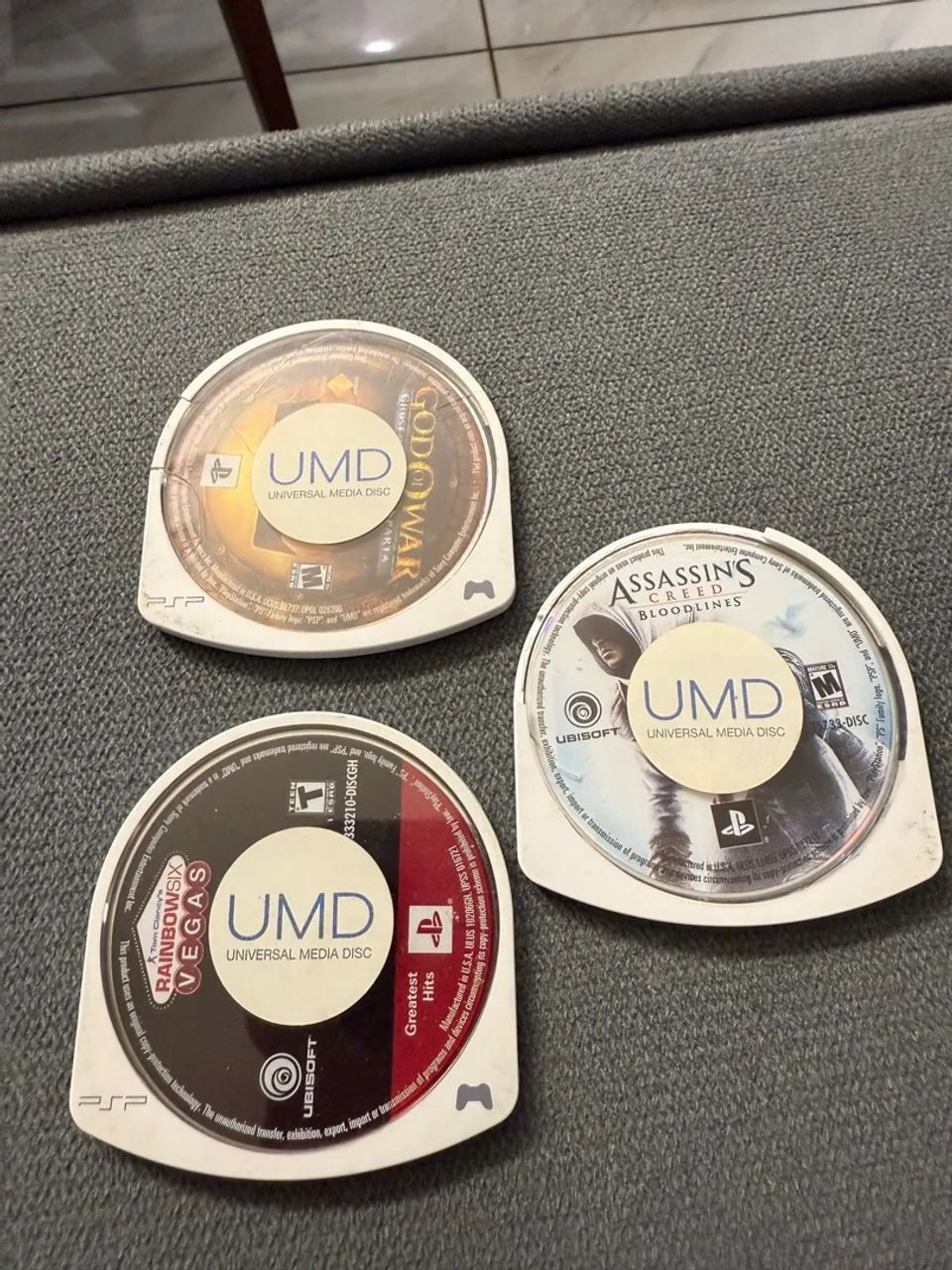 3 jogos PSP UMD - God of War, Assassin's Creed Bloodlines, Rainbow Six Vegas