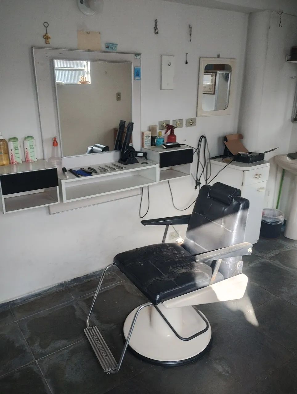 Barbearia desativada , peças diversas