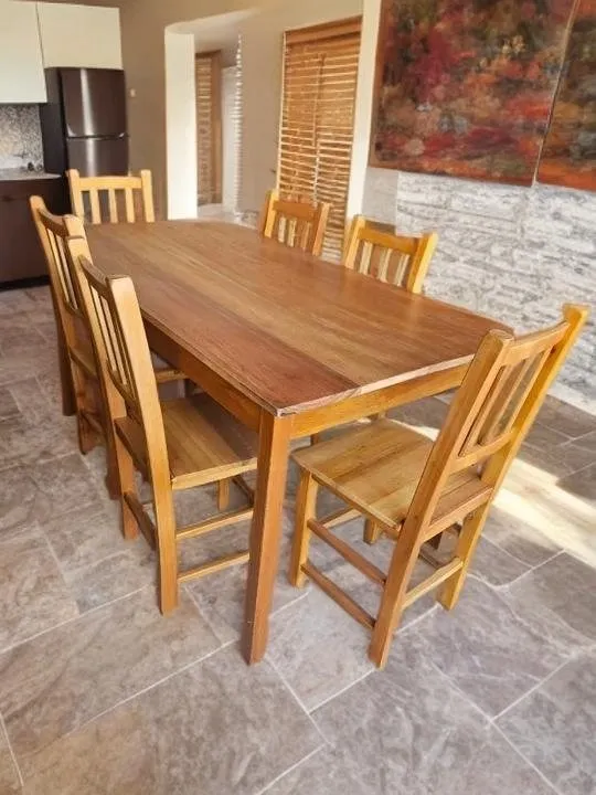 Mesa de madeira de eucalipto com 6 cadeiras