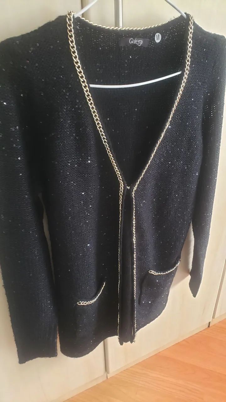 Blusa preta com paetê e corrente dourada