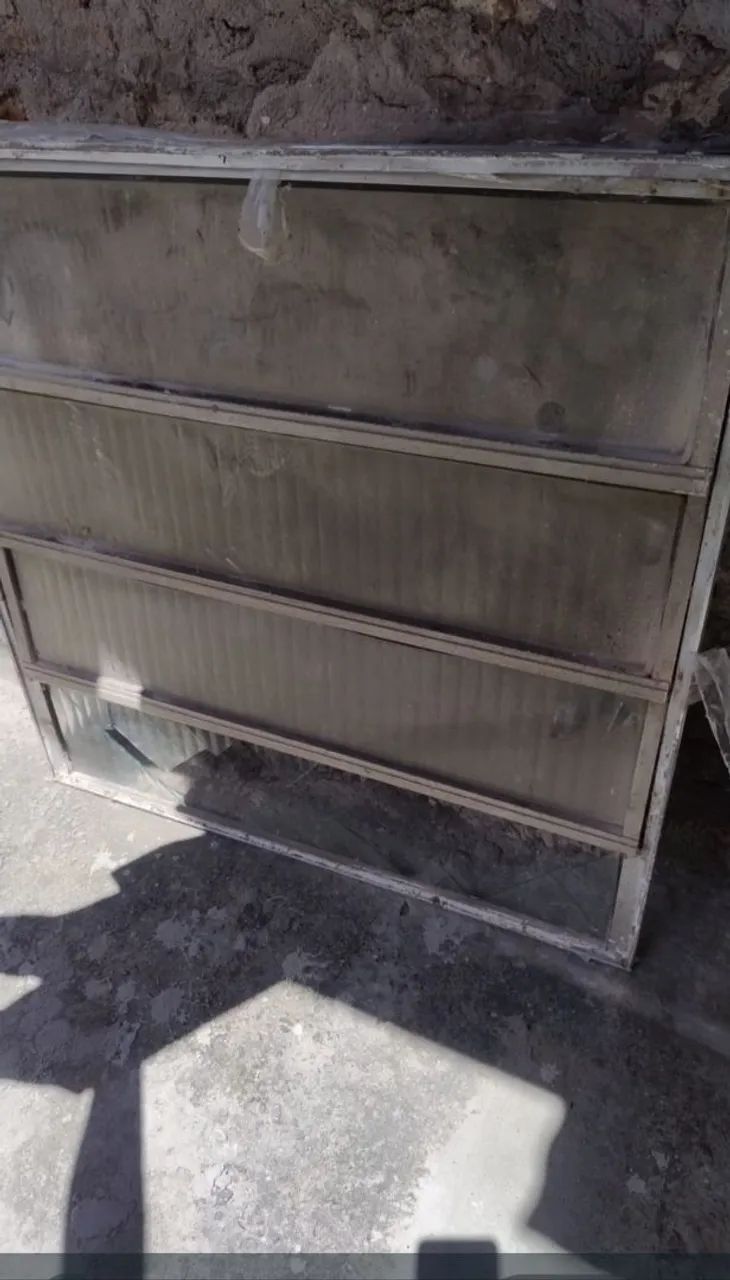 02 Porta de alumínio e um basculhante 80X80 - Foto 3