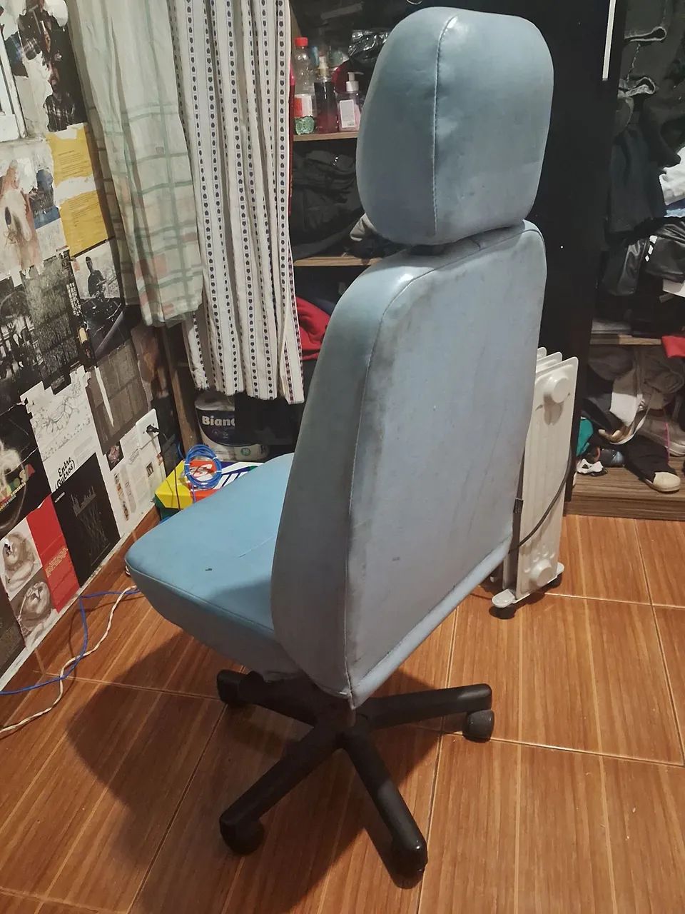 Cadeira de escritório azul com encosto - Foto 5