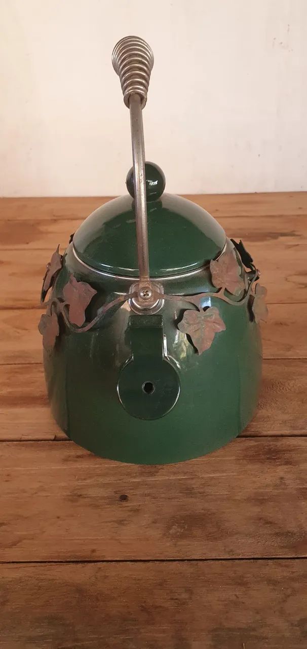 Chaleira esmaltada com apito, detalhes em ferro - Foto 4