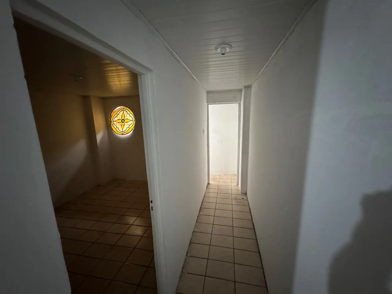 Alugo Casa Reformada na Madalena.