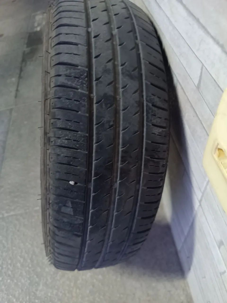 Pneu Pirelli aro 14 185/70 usado em bom estado - Foto 2