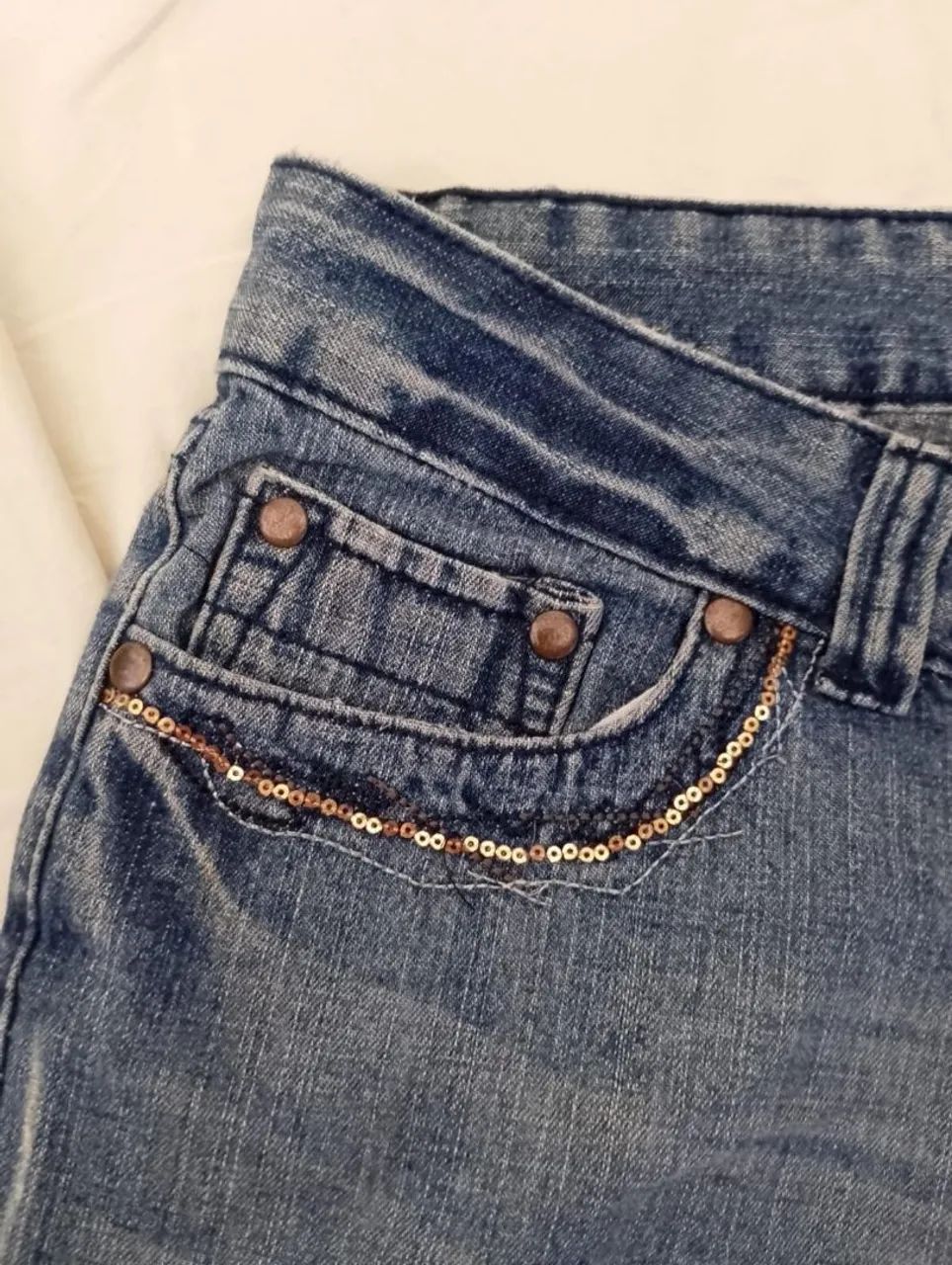 Short jeans com detalhes em paetê - Foto 3