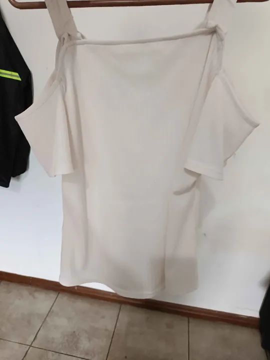 Blusa branca com detalhes de botão - Foto 2