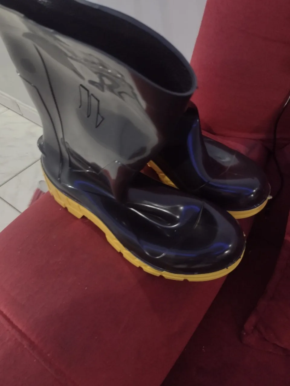 Bota de borracha preta com solado amarelo