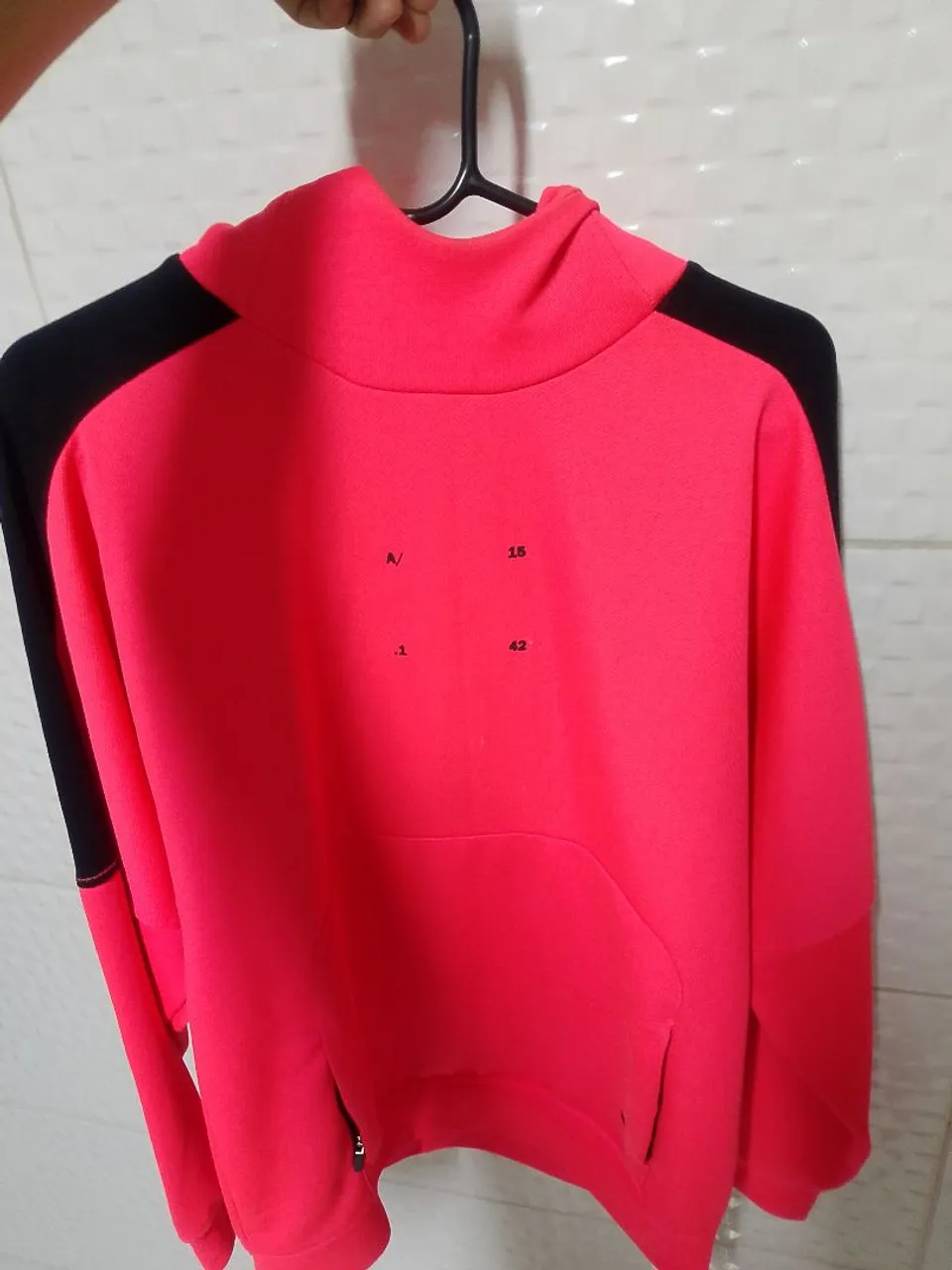 Moletom Neon com Detalhes em Preto