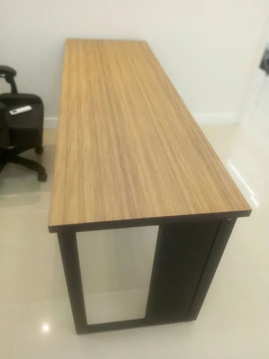 Mesa de Escritório Moderna com Estrutura em Aço Preto - Foto 3