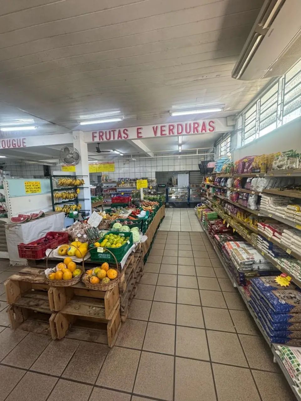 Mercado com açougue padaria