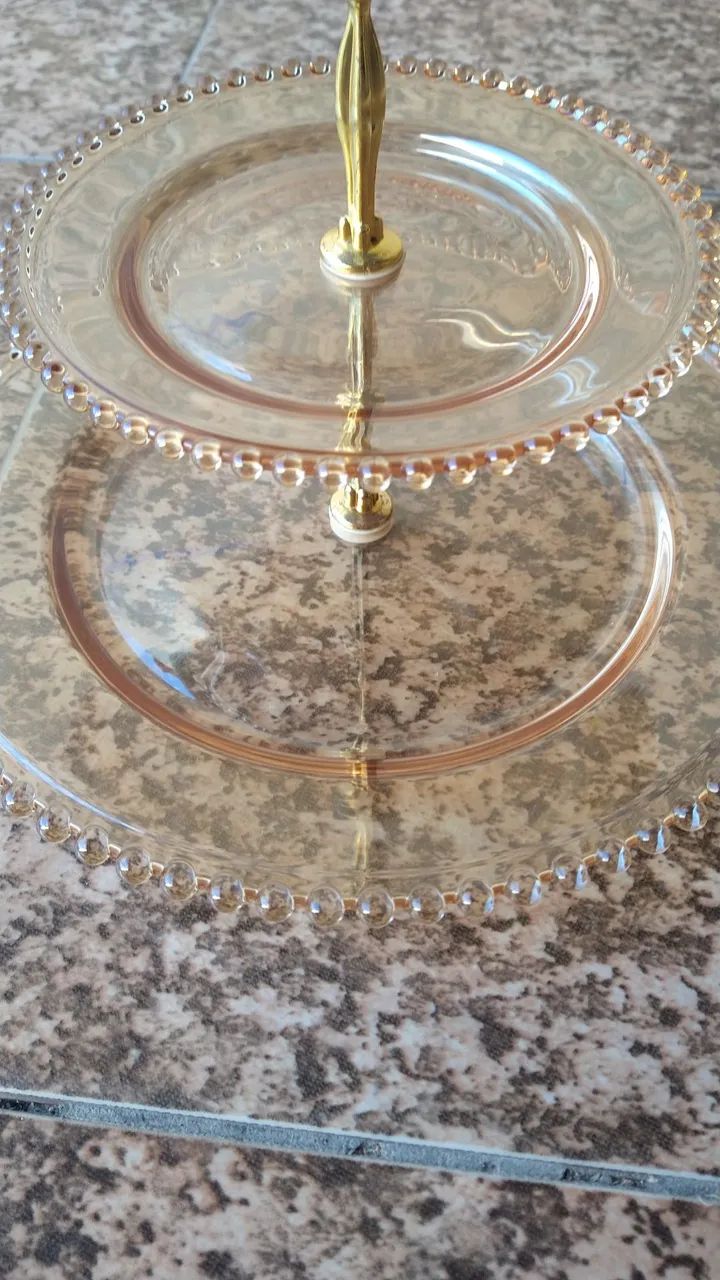 Esplêndida doceira dois andares âmbar em cristal Wolf com delicados botões nas bordas  - Foto 3