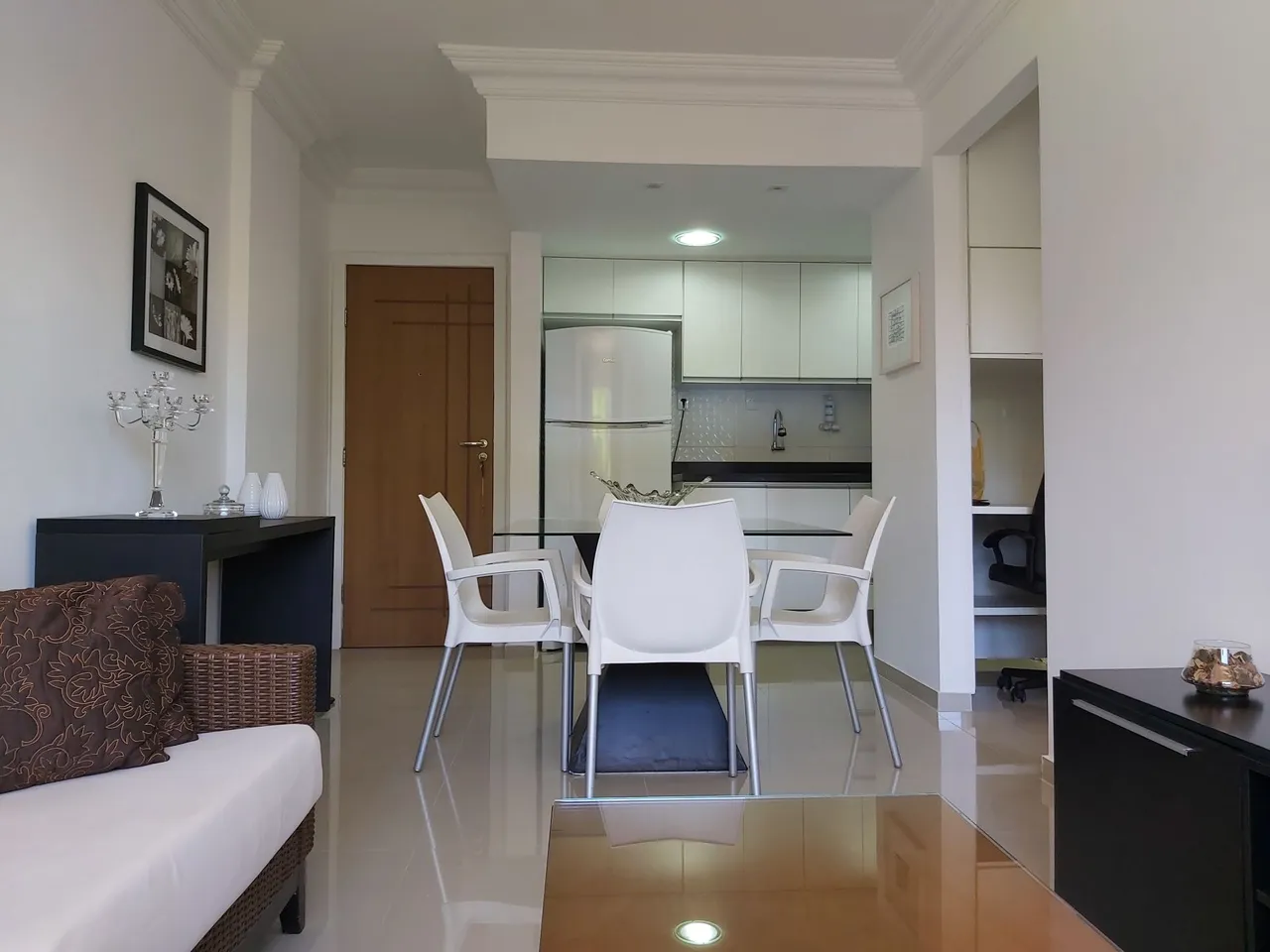 No Itaigara, Quarto Sala separados, 50m2, Garagem, Decorado e totalmente mobiliado .