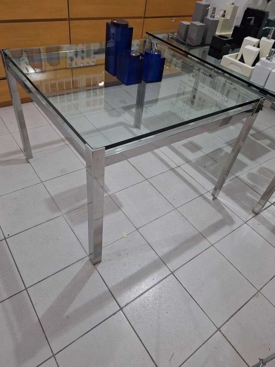 Mesa de vidro com estrutura em aço