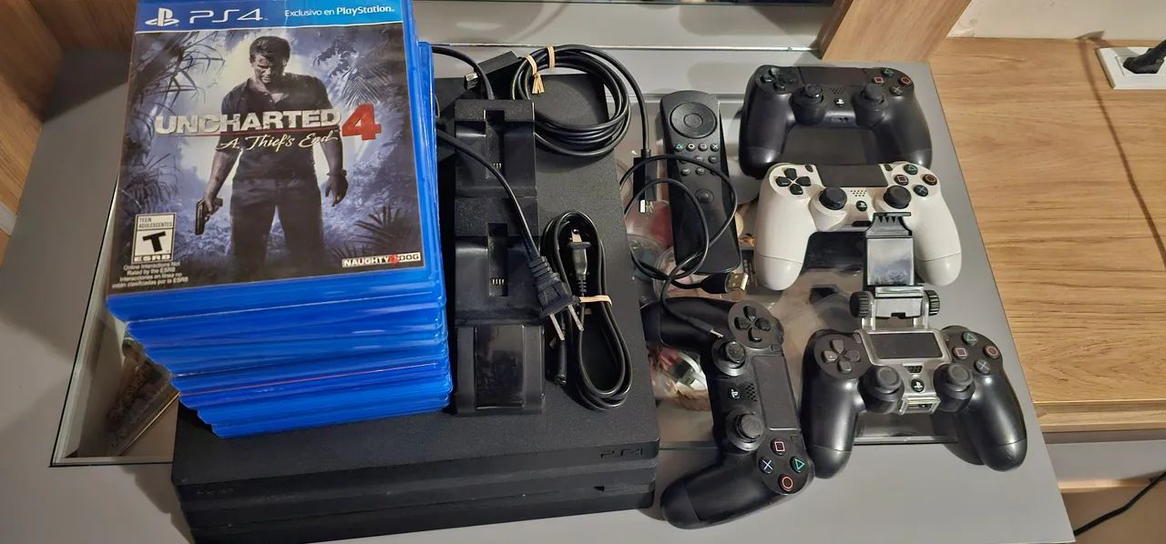 PlayStation 4 (PS4) PRO com Jogos e Acessórios.